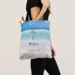 Bolsa Tote de Boda de Playa<br><div class="desc">¡Un elemento perfecto para que esa pareja sea! Para ver los artículos digitales coincidentes,  visite nuestra tienda Etsy: https://www.etsy.com/shop/BDPDesignsWeddings?ref=seller-platform-mcnav&search_query=BW001</div>
