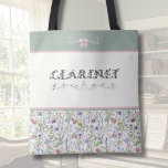 Bolsa Tote de Clarinete de Flores Silvestres Verde<br><div class="desc">Lleva tu música y accesorios de clarinete con estilo en esta caprichosa bolsa de tote de flores silvestres. Diseñada para el músico dedicado, esta bolsa presenta un exuberante prado de flores campestres rosadas y moradas contra un sereno fondo verde salvia y crema. La parte delantera muestra una fuente musical decorativa,...</div>