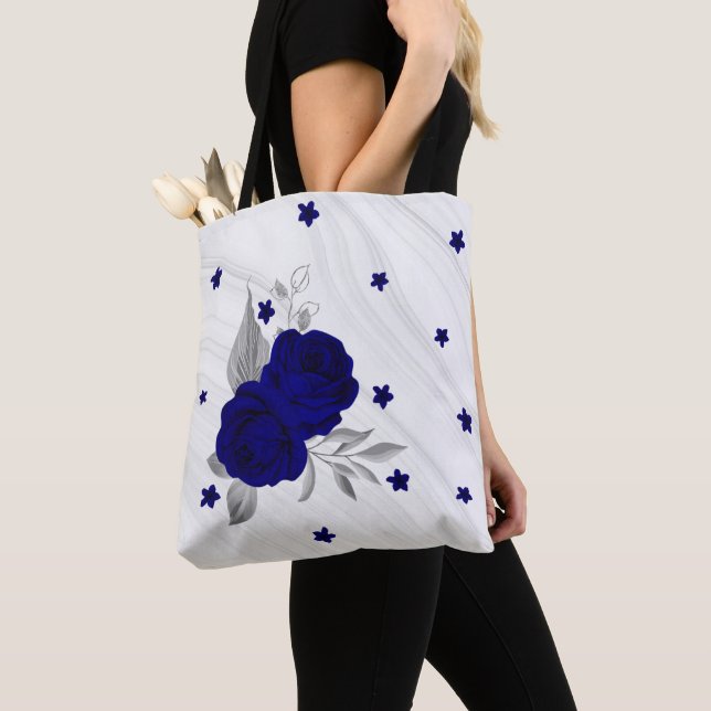 Bolsa tote de mármol con flores azul real y hojas  (Detalle)