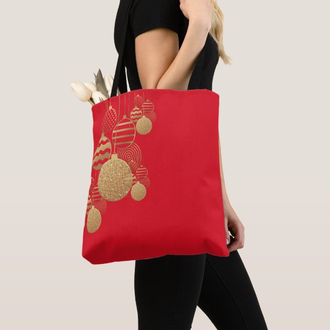 Bolsa tote de Navidad con adornos sobre fondo rojo (Detalle)