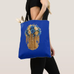 Bolsa Tote Floral Azul Real y Dorado<br><div class="desc">Lleva la elegancia a todas partes con esta impresionante bolsa tote que presenta un arreglo floral en azul real y dorado. Rosas azules y crema se sientan sobre una base dorada ornamentada con cuentas en cascada, creando un diseño regio y llamativo. El fondo azul profundo realza la riqueza y sofisticación...</div>
