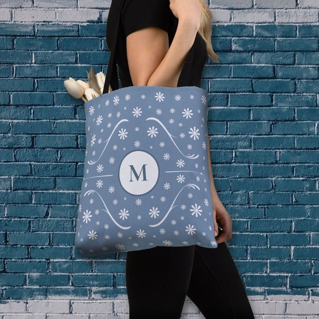 Bolsa Tote Monograma de energía de flor azul turbi (Dusty Blue Flower Power Monogram Tote Bag)