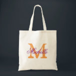 Bolsas de algodón con boda en monograma morado y n<br><div class="desc">Bolsa de algodón morado y naranja boda con monograma personalizado. Diseño monogramado de estilo de moda vintage. Personalizar del séquito de novias; damas de honor, chicas florales, criada de honor, madre de la novia, madre del novio, novia del equipo, invitados, etc. Tipografía de escritura elegante por nombre. Nombre rústico inicial....</div>