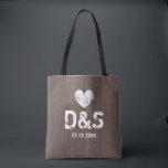 Bolsas de boda rústico de grano de madera marrón v<br><div class="desc">Vintage grano de madera marrón oscuro rústico boda bolsas de té. Elegantes accesorios de presupuesto para novias, damas de honor, madre de la novia, etc. Añada su propio nombre en monograma las letras iniciales de la novia y el novio. Corazón y tipografía poco fiables. Diseño temático del matrimonio al estilo...</div>