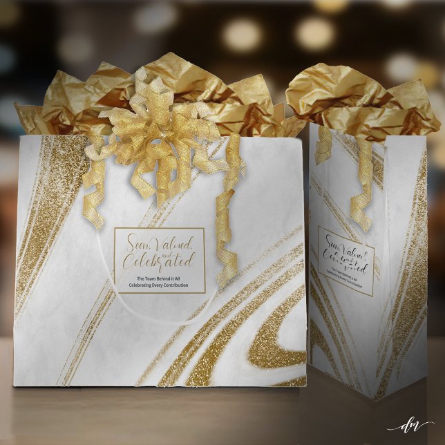 Bolsas de regalo del evento de mármol dorado (Elegant gift bags styled with tissue and ribbon for a premium presentation.)