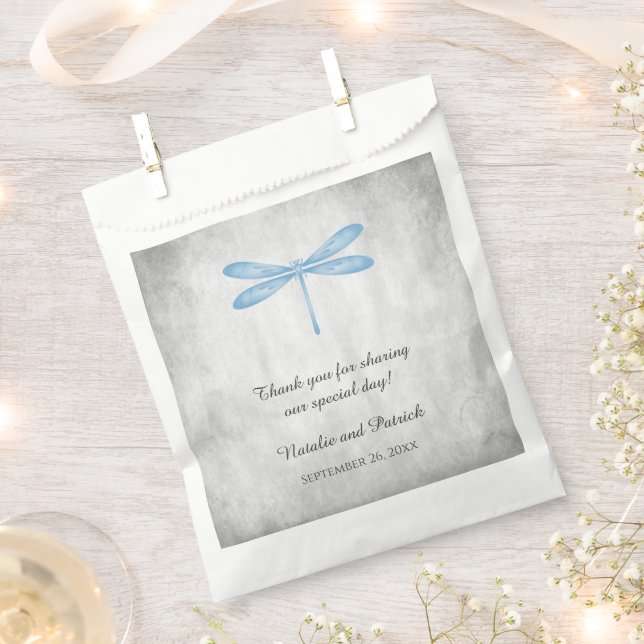 Bolsas favoritas de la boda de la libélula azul (Cortado)