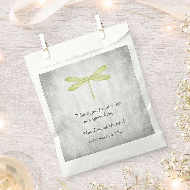 Bolsas favoritas de la boda de la libélula verde (Cortado)