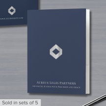 Carpeta de presentación azul marino con logotipo p