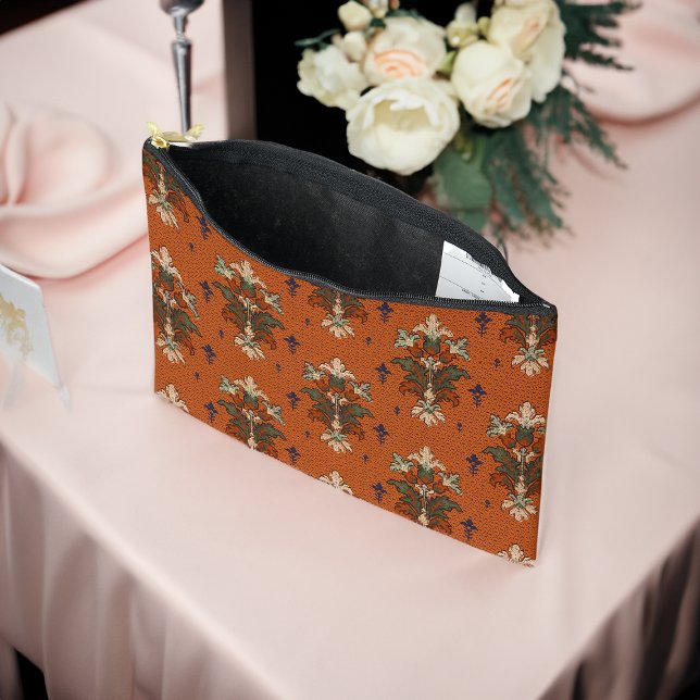 Bolsito Accesorio Grande Art Nouveau Floral Bouquets maquillaje Boda (Art Nouveau Floral Bouquets Wedding Makeup Accessory Pouch Open At A Wedding Table)