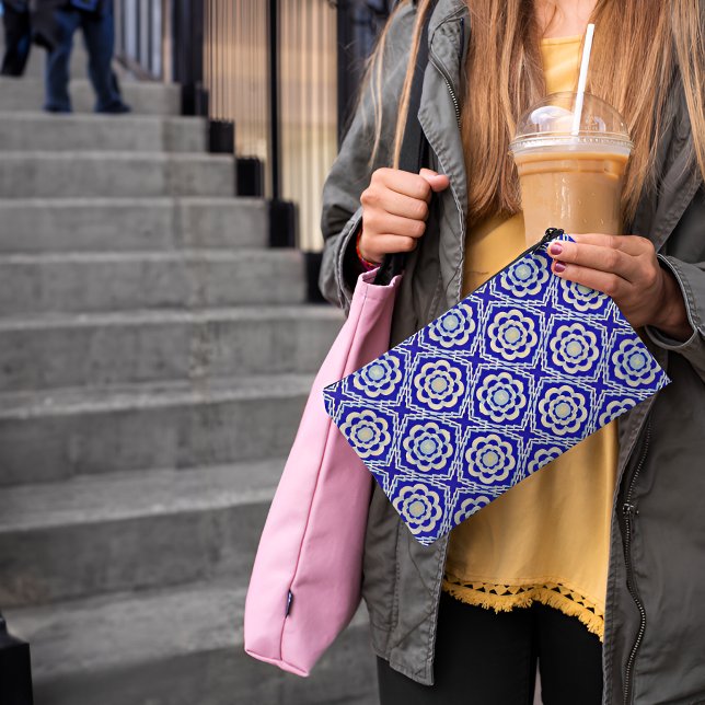 Bolsito Accesorio Grande Artistas estudiantiles blancos, azules y sin mar d (Seamless Kaleidoscope Blue White Student Artists Accessory Pouch Student Holding)