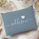 Bolsito Accesorio Grande Bridesmaid Guión moderno Dusty Blue Heart<br><div class="desc">Esta elegante bolsa de accesorios cuenta con un elegante fondo azul polvoriento adornado con un moderno tipo de letra de guión con un nombre personalizado y un encantador diseño cardíaco. El color suave, femenino y la sofisticada tipografía lo convierten en un accesorio perfecto para las damas de honor o para...</div>