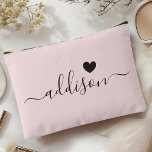Bolsito Accesorio Grande Bridesmaid guión moderno Rubor Corazón rosa<br><div class="desc">Esta elegante bolsa de accesorios cuenta con un elegante fondo rosa y lustre con un moderno guión y un nombre personalizado y un encantador diseño cardíaco. El color suave, femenino y la sofisticada tipografía lo convierten en un accesorio perfecto para las damas de honor o para quien aprecie la moda...</div>