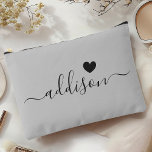 Bolsito Accesorio Grande Bridesmaid Modern Script Corazón gris cálido<br><div class="desc">Esta elegante bolsa de accesorios cuenta con un elegante fondo gris cálido adornado con un moderno tipo de letra de guión con un nombre personalizado y un encantador diseño cardíaco. El color suave, femenino y la sofisticada tipografía lo convierten en un accesorio perfecto para las damas de honor o para...</div>