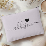 Bolsito Accesorio Grande Bridesmaid Modern Script Lavanda Gris Corazón<br><div class="desc">Esta elegante bolsa de accesorios cuenta con un elegante fondo gris lavanda adornado con un moderno tipo de letra de escritura con un nombre personalizado y un encantador diseño cardíaco. El color suave, femenino y la sofisticada tipografía lo convierten en un accesorio perfecto para las damas de honor o para...</div>
