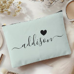 Bolsito Accesorio Grande Bridesmaid Modern Script Pale Mint Heart<br><div class="desc">Esta elegante bolsa de accesorios cuenta con un elegante fondo de menta pálida adornado con un moderno tipo de letra con un nombre personalizado y un encantador diseño de corazón. El color suave, femenino y la sofisticada tipografía lo convierten en un accesorio perfecto para las damas de honor o para...</div>