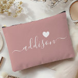 Bolsito Accesorio Grande Bridesmaid Modern Script Polvoriento Corazón Rosa<br><div class="desc">Esta elegante bolsa de accesorios cuenta con un elegante fondo polvoriento en rosa adornado con un moderno tipo de letra con un nombre personalizado y un encantador diseño de corazón. El color suave, femenino y la sofisticada tipografía lo convierten en un accesorio perfecto para las damas de honor o para...</div>