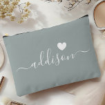 Bolsito Accesorio Grande Bridesmaid Modern Script Sage Green Heart<br><div class="desc">Esta elegante bolsa de accesorios cuenta con un elegante fondo verde sabio adornado con un moderno tipo de letra de guión con un nombre personalizado y un encantador diseño de corazón. El color suave, femenino y la sofisticada tipografía lo convierten en un accesorio perfecto para las damas de honor o...</div>