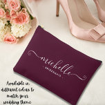 Bolsito Accesorio Grande Bridesmaid personalizada de Berry de vino minimali<br><div class="desc">Presentamos nuestra Moda Minimalista bolsita accesoria personalizada de cereza de , un regalo elegante y versátil diseñado para celebrar a sus damas de honor con elegancia. Esta bolsa accesoria es el epítome de la moda moderna, perfecta para cualquier ocasión desde propuestas de dama de honor hasta duchas de novias. Esta...</div>