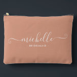 Bolsito Accesorio Grande Bridesmaid personalizada de Coral del Desierto min<br><div class="desc">Presentamos nuestra Moda Minimalista bolsita accesoria personalizada de cereza de , un regalo elegante y versátil diseñado para celebrar a sus damas de honor con elegancia. Esta bolsa accesoria es el epítome de la moda moderna, perfecta para cualquier ocasión desde propuestas de dama de honor hasta duchas de novias. Esta...</div>