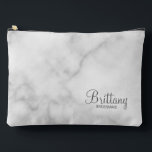 Bolsito Accesorio Grande Bridesmaid personalizada de escritura moderna<br><div class="desc">Regalos personalizados de dama de honor con el nombre personalizado de la dama de honor en un estilo de letra de escritura moderno y gris con título y fecha boda en modernos sans serif estilo de fuente sobre fondo de mármol blanco. También perfecto para la criada de honor, madre de...</div>