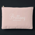 Bolsito Accesorio Grande Bridesmaid personalizada de escritura moderna<br><div class="desc">Regalos personalizados de dama de honor que incluyen el nombre personalizado de la dama de honor en un estilo de letra de escritura moderno y blanco con título y fecha boda en un estilo de letra sans serif moderno con un fondo rosado. También perfecto para la criada de honor, madre...</div>