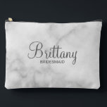 Bolsito Accesorio Grande Bridesmaid personalizada de escritura moderna<br><div class="desc">Regalos personalizados de dama de honor con el nombre personalizado de la dama de honor en un estilo de letra de escritura moderno y gris con título y fecha boda en modernos sans serif estilo de fuente sobre fondo de mármol blanco. También perfecto para la criada de honor, madre de...</div>