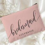Bolsito Accesorio Grande Caligrafía moderna de la Bridista de Coral Suave<br><div class="desc">Celebra tu fiesta nupcial con esta elegante bolsa de accesorios de doncella rosa de coral suave. Con caligrafía moderna y personalizable con el nombre de la dama de honor, esta bolsa es a la vez elegante y práctica. El suave color de sabio polvoriento y el guión elegante crean un estilo...</div>