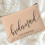 Bolsito Accesorio Grande Caligrafía moderna de la dama de honor suave<br><div class="desc">Celebra tu fiesta nupcial con esta elegante bolsa de accesorios para novias con melocotón suave. Con caligrafía moderna y personalizable con el nombre de la dama de honor, esta bolsa es a la vez elegante y práctica. El suave color de sabio polvoriento y el guión elegante crean un estilo sofisticado,...</div>