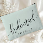 Bolsito Accesorio Grande Caligrafía moderna de Pastel Mint Bridesmaid<br><div class="desc">Celebra tu fiesta nupcial con esta elegante bolsa de accesorios de la dama de honor verde menta pastel. Con caligrafía moderna y personalizable con el nombre de la dama de honor, esta bolsa es a la vez elegante y práctica. El suave color de sabio polvoriento y el guión elegante crean...</div>