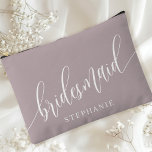 Bolsito Accesorio Grande Dusty Lavender Bridesmaid Caligrafía moderna<br><div class="desc">Celebra tu fiesta de novias con esta elegante bolsa de accesorios de lavanda púrpura para dama de honor. Con caligrafía moderna y personalizable con el nombre de la dama de honor, esta bolsa es a la vez elegante y práctica. El suave color de sabio polvoriento y el guión elegante crean...</div>