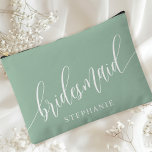 Bolsito Accesorio Grande Dusty Mint Bridesmaid Caligrafía moderna<br><div class="desc">Celebra tu fiesta nupcial con esta elegante bolsa de accesorios de la dama de honor verde polvorienta. Con caligrafía moderna y personalizable con el nombre de la dama de honor, esta bolsa es a la vez elegante y práctica. El suave color de sabio polvoriento y el guión elegante crean un...</div>