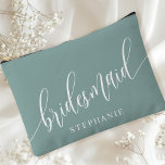 Bolsito Accesorio Grande Dusty Verde azulada dama de honor caligrafía moder<br><div class="desc">Celebra tu fiesta nupcial con esta elegante y polvorienta bolsa de accesorios verde azulada para dama de honor. Con caligrafía moderna y personalizable con el nombre de la dama de honor, esta bolsa es a la vez elegante y práctica. El suave color de sabio polvoriento y el guión elegante crean...</div>