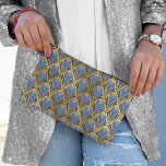 Bolsito Accesorio Grande Elegante patrón Art Decó de Oro Azul<br><div class="desc">La elegante bolsa accesoria Blue Gold Art Deco Vintage Patrón Cosmético Bag Toiletry Bag presenta un elegante diseño Art Deco en azul y oro. Creado por Evco Studio www.zazzle.com/store/evcostudio</div>