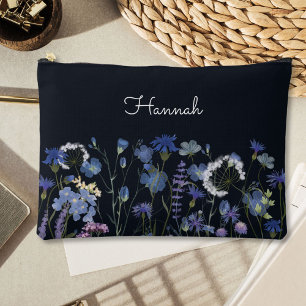 Bolsito Accesorio Grande Flor silvestre de color azul monogramada