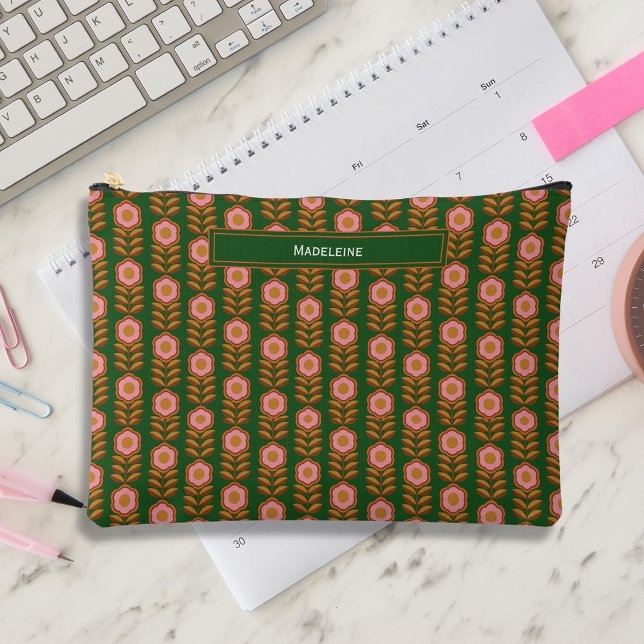 Bolsito Accesorio Grande Flores de época, rosa sobre retro verde monogramad (Vintage florals, pink on green retro monogrammed  accessory pouch pencil case gift for her)