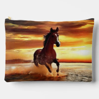 Gallopaje de caballos salvajes a través del surf