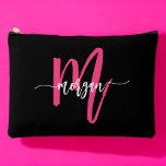 Bolsito Accesorio Grande Guión del Chica del nombre del monograma negro ros<br><div class="desc">Organice sus productos básicos con estilo con nuestra bolsa para accesores de guiones Chica de Monograma Rosado! Con un diseño llamativo de color rosa intenso, esta bolsa se personaliza con su nombre en un elegante tipo de letra para una moda y un toque personalizado. Perfecto para almacenar cosméticos, artículos de...</div>