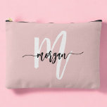 Bolsito Accesorio Grande Guión del Chica del nombre del monograma rosa<br><div class="desc">Mejore su estilo con la bolsa para accesorios de Chica de guiones con el nombre de un monograma rosa. Esta elegante bolsa rosa de color rosa presenta un monograma de escritura personalizado que ofrece una mezcla de sofisticación y practicidad. Ideal para la organización de cosméticos, artilugios pequeños o papelería, está...</div>