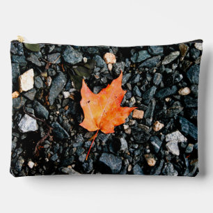 Bolsito Accesorio Grande Hoja naranja sobre rocas negras