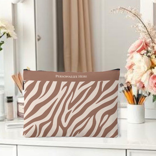 Bolsito Accesorio Grande Impresión cebra-mousse Mocha (Zebra Print-Mocha Mousse Accessory Pouch)