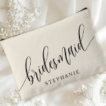 Bolsito Accesorio Grande Marfil Cream Bridesmaid Caligrafía moderna<br><div class="desc">Celebra tu fiesta nupcial con esta elegante bolsa de accesorios de la dama de marfil. Con caligrafía moderna y personalizable con el nombre de la dama de honor, esta bolsa es a la vez elegante y práctica. El suave color de sabio polvoriento y el guión elegante crean un estilo sofisticado,...</div>