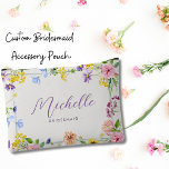 Bolsito Accesorio Grande Moda Elegante Lilac Rosa Flores Silvestres<br><div class="desc">Presentamos nuestra Moda Elegante Pouch Accesorio de Flores Silvestres Rosa Lilac, un regalo delicioso y elegante para sus preciadas damas de honor. Esta bolsa de accesorios combina perfectamente el encanto rústico con la elegancia moderna y añade un toque de belleza natural a cualquier conjunto. Esta bolsa de diseño minimalista está...</div>
