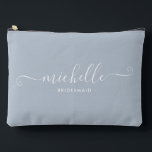Bolsito Accesorio Grande Moda Minimalista Dusty Blue Personalized Bridesmai<br><div class="desc">Presentamos nuestra Moda Minimalista Dusty Blue Personalized Bridesmaid Accesory Pouch, un regalo elegante y versátil diseñado para celebrar a sus damas de honor con elegancia. Esta bolsa accesoria es el epítome de la moda moderna, perfecta para cualquier ocasión desde propuestas de dama de honor hasta duchas de novias. Diseñado tanto...</div>