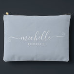 Bolsito Accesorio Grande Moda Minimalista Dusty Blue Personalized Bridesmai<br><div class="desc">Presentamos nuestra Moda Minimalista Dusty Blue Personalized Bridesmaid Accesory Pouch, un regalo elegante y versátil diseñado para celebrar a sus damas de honor con elegancia. Esta bolsa accesoria es el epítome de la moda moderna, perfecta para cualquier ocasión desde propuestas de dama de honor hasta duchas de novias. Diseñado tanto...</div>
