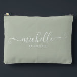 Bolsito Accesorio Grande Moda Minimalista Dusty Sage Bridesmaid personaliza<br><div class="desc">Presentamos nuestra Moda Minimalista Dusty Sage Personalized Bridesmaid Accesory Pouch, un regalo elegante y versátil diseñado para celebrar a sus damas de honor con elegancia. Esta bolsa accesoria es el epítome de la moda moderna, perfecta para cualquier ocasión desde propuestas de dama de honor hasta duchas de novias. Diseñado con...</div>