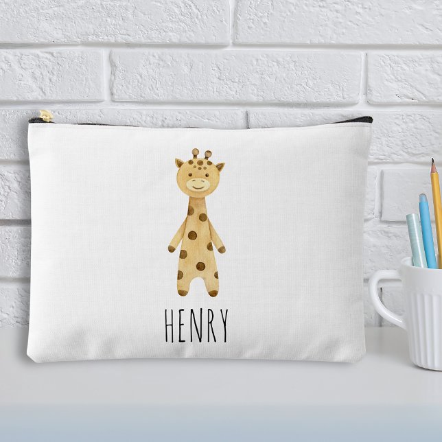 Bolsito Accesorio Grande Monograma de jirafa, niños lindos (Giraffe monogram, cute personalized kids pencil case sitting on a table alongside pens and pencils)