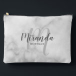 Bolsito Accesorio Grande Monograma de la dama de honor personalizada y mode<br><div class="desc">Añada un toque personal a su boda con un regalo personalizado para la dama de honor. Este diseño presenta el nombre personalizado de la dama de honor en el estilo de fuente de escritura moderno gris y monograma en el estilo de fuente de escritura moderno gris claro como fondo con...</div>