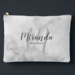 Bolsito Accesorio Grande Monograma de la dama de honor personalizada y mode<br><div class="desc">Añada un toque personal a su boda con un regalo personalizado para la dama de honor. Este diseño presenta el nombre personalizado de la dama de honor en el estilo de fuente de escritura moderno gris y monograma en el estilo de fuente de escritura moderno gris claro como fondo con...</div>
