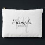 Bolsito Accesorio Grande Monograma de la dama de honor personalizada y mode<br><div class="desc">Añada un toque personal a su boda con un regalo personalizado para la dama de honor. Este diseño presenta el nombre personalizado de la dama de honor en el estilo de fuente de escritura moderno gris y monograma en el estilo de fuente de escritura moderno gris claro como fondo con...</div>