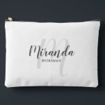 Bolsito Accesorio Grande Monograma de la dama de honor personalizada y mode<br><div class="desc">Añada un toque personal a su boda con un regalo personalizado para la dama de honor. Este diseño presenta el nombre personalizado de la dama de honor en el estilo de fuente de escritura moderno gris y monograma en el estilo de fuente de escritura moderno gris claro como fondo con...</div>